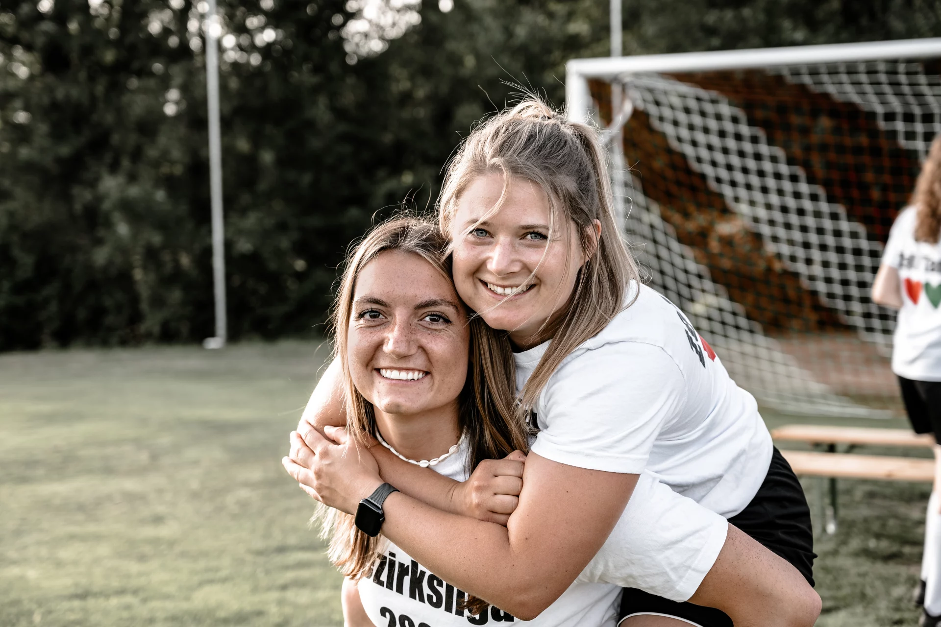 Sportfreunde Bühlerzell 2 Damen auf einem Rücken