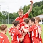 Sportfreunde Bühlerzell Fussballmanschaft jubelt 02
