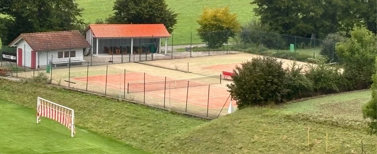 Bild vom Tennisplatz von oben